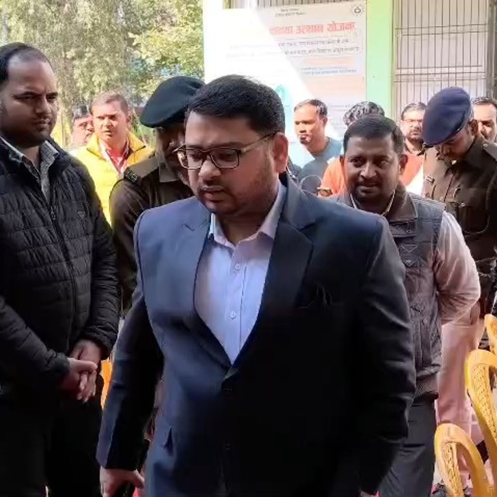 कैमूर में तीन दिवसीय पासपोर्ट सेवा मोबाइल कैंप शुरू:पहले ही दिन उमड़ी भीड़, 10 और 11 फरवरी के स्लॉट फुल; 12 की बुकिंग जारी