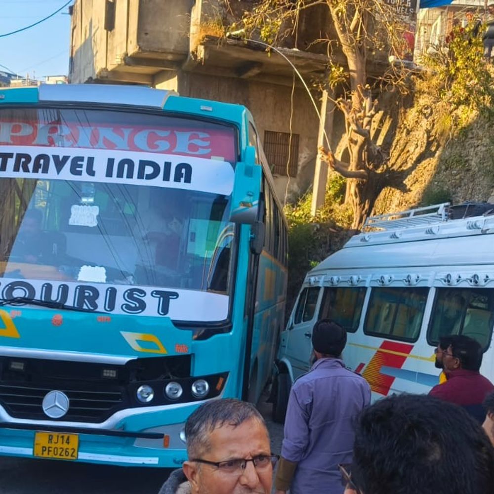 चिंतपूर्णी में बाल-बाल बचे श्रद्धालु:जयपुर से आ रही बस चढ़ाई पर अनियंत्रित, कार-ट्रेवलर से टकराकर दीवार से भिड़ी