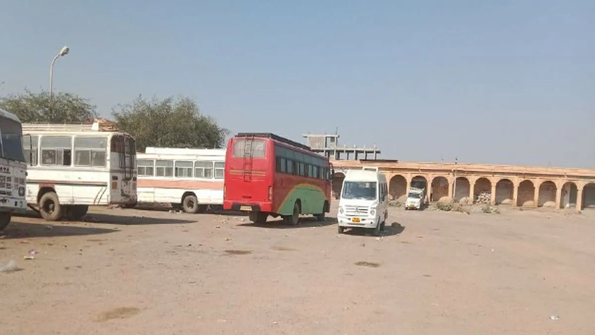 डेडानसर ग्रामीण बस स्टैंड पर जहां नजर, वहां बदहाली…यात्री बेहाल