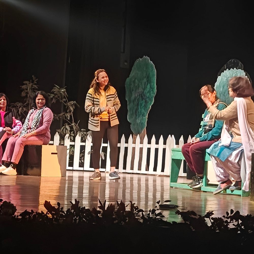 ‘खोल’ नाटक का मंचन, वरिष्ठ महिलाओं ने किया अभिनय:स्त्री मन के दर्द और संघर्ष को दिखाया, दर्शकों ने सराहा