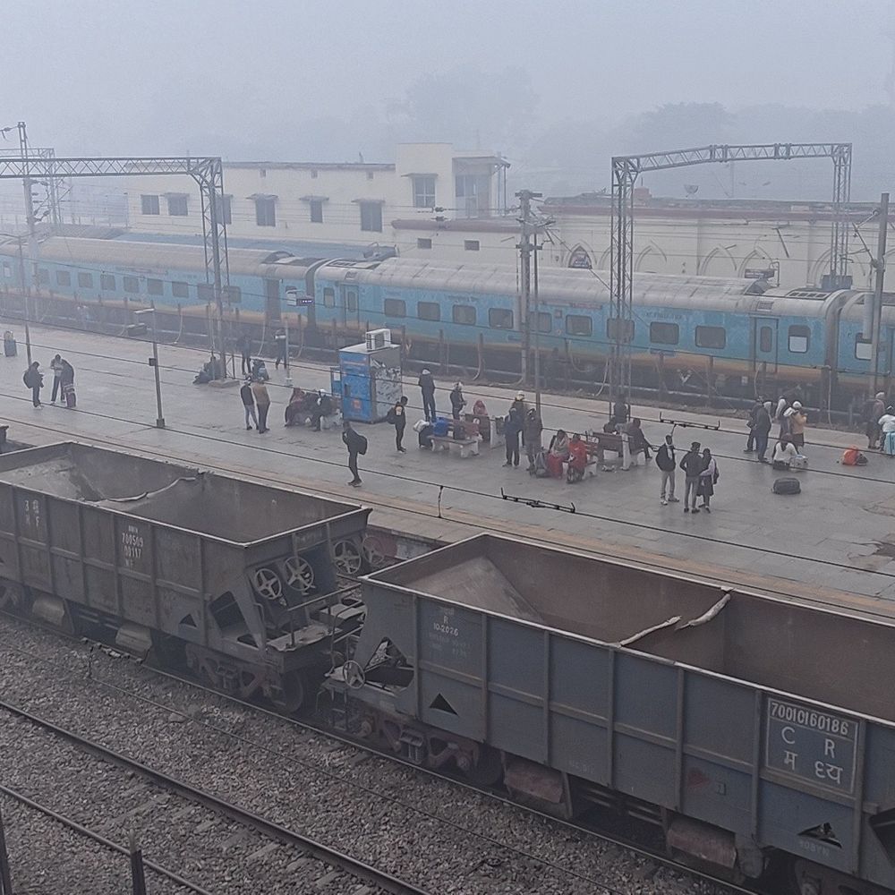 फिरोजाबाद में कोहरे से ट्रेनें 11 घंटे तक लेट:नॉर्थईस्ट एक्सप्रेस रद्द, कई अन्य भी प्रभावित