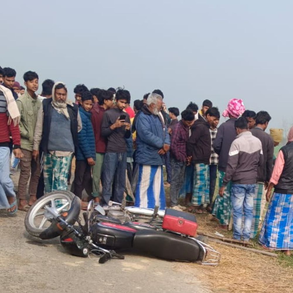 किशनगंज में सड़क किनारे व्यक्ति का शव मिला:रात में घर से निकले थे, हत्या की आशंका, पुलिस हर एंगल से जांच में जुटी