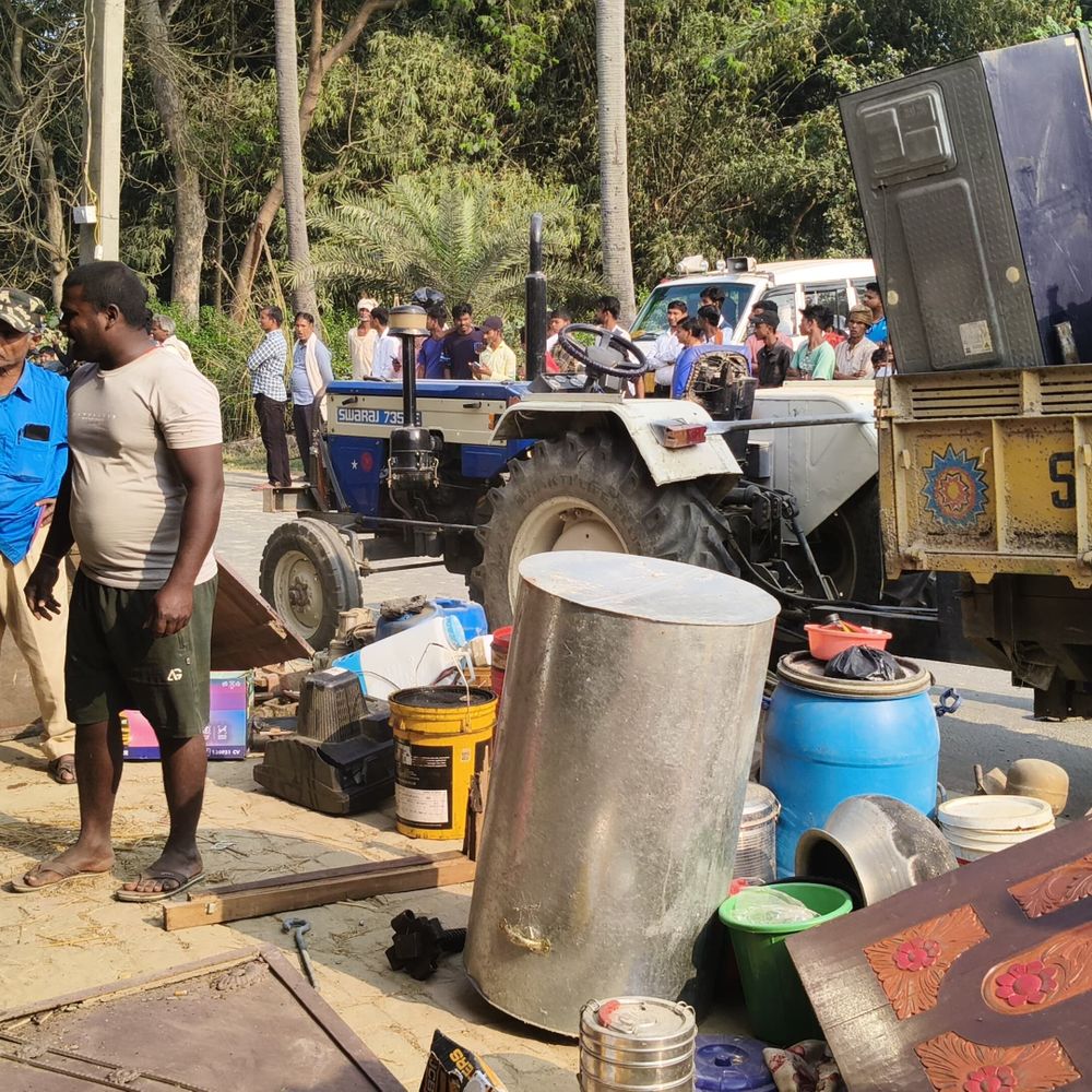 नाबालिग अपहरण मामले में फरार आरोपी के घर कुर्की-जब्ती:प्रशासन की मौजूदगी में हुई कार्रवाई, कोर्ट में सरेंडर नहीं करने पर एक्शन