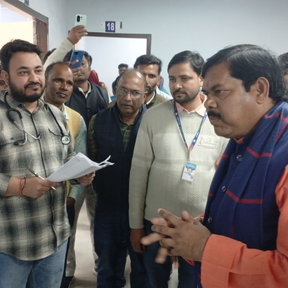 गोपालगंज मॉडल अस्पताल में निरीक्षण में मिली दरारें-लीकेज:विधायक नाराज, बिल्डर से जवाब तलब, स्टाफ की भारी कमी उजागर