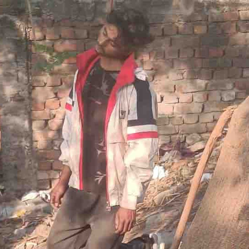 गाजियाबाद में पेड़ से लटका मिला युवक का शव:पुलिस हत्या और आत्महत्या दोनों पहलुओं से कर रही जांच