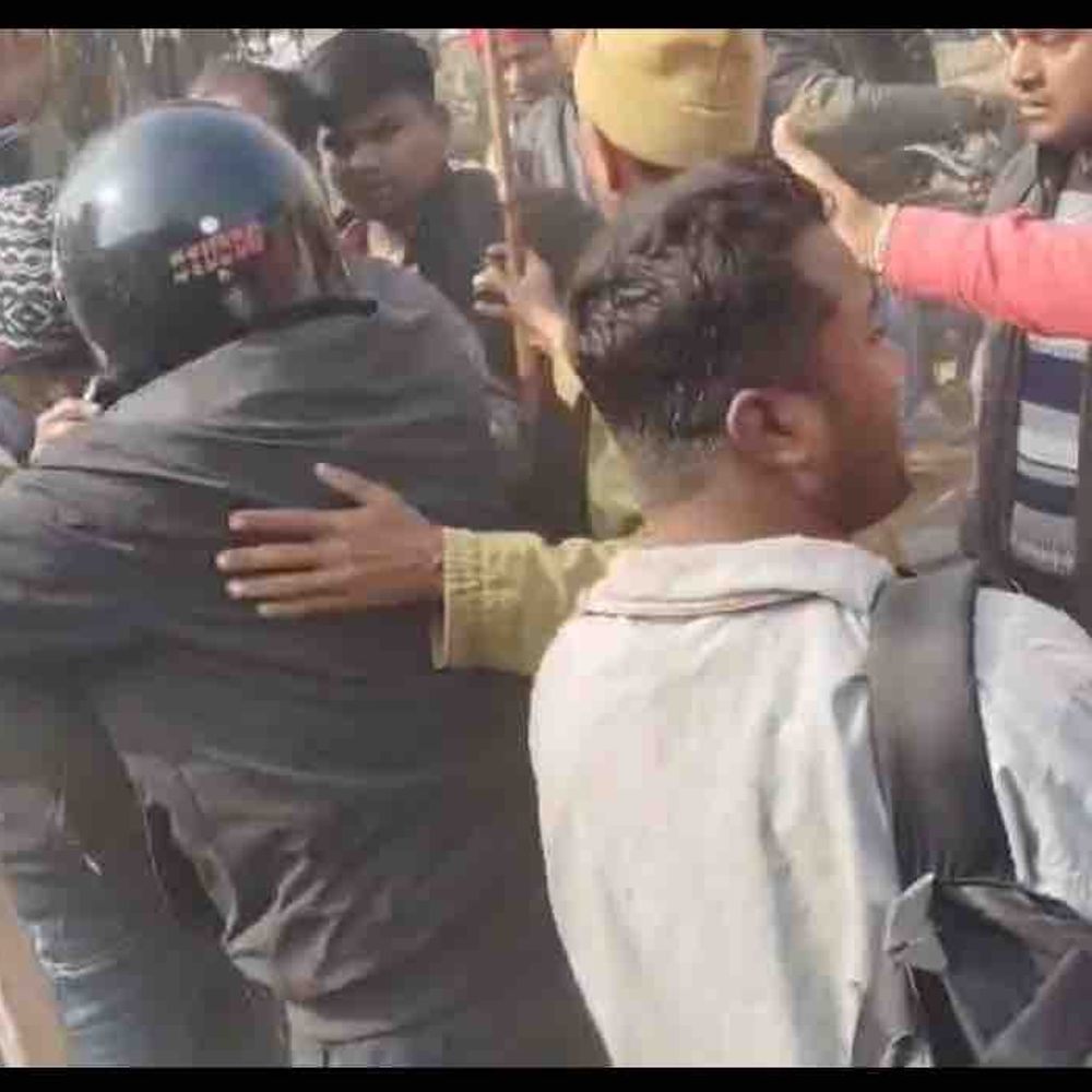 रक्सौल में बस चालक-बाइक सवार में मारपीट, VIDEO:जूता निकालकर बस ड्राइवर को पीटा, मौके पर पहुंची पुलिस