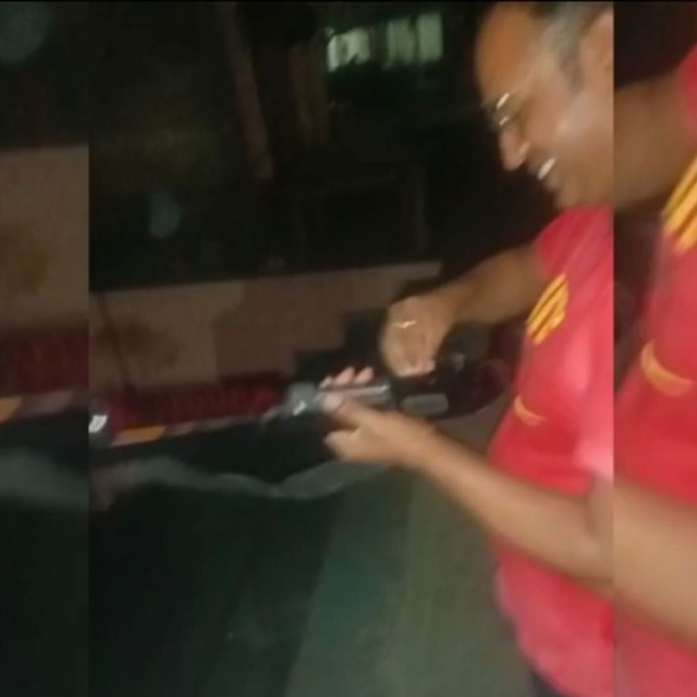 सुल्तानपुर में समारोह में हर्ष फायरिंग:पिता की लाइसेंसी राइफल से बेटे ने किया कई राउंड फायर, पुलिस ने जब्त किया बंदूक