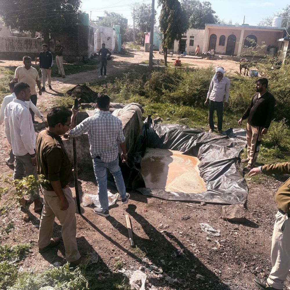 आबकारी विभाग ने अवैध शराब के खिलाफ कार्रवाई की:ग्वालियर में 28 लाख की अवैध शराब और सामग्री जब्त