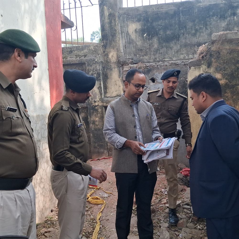 नवादा इंटर परीक्षा, 13 परीक्षार्थी निष्कासित:DM रवि प्रकाश ने पहले दिन केंद्रों का इंस्पेक्शन किया