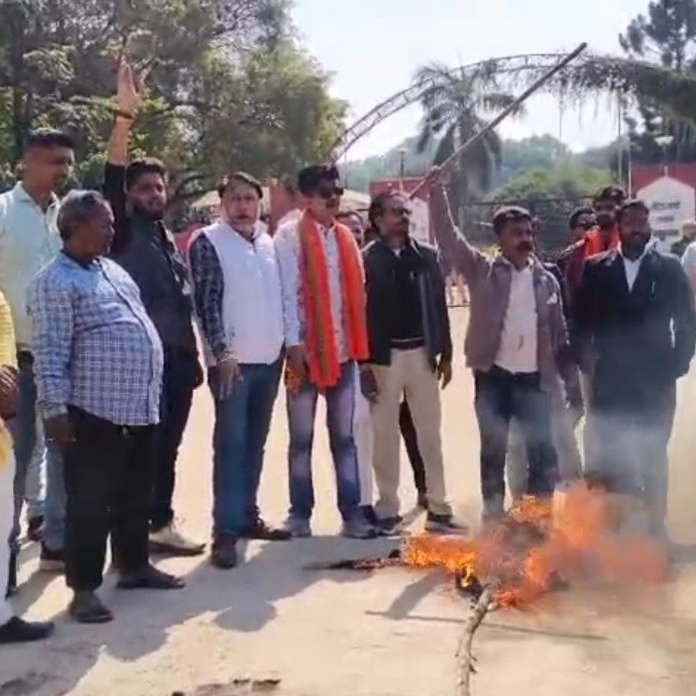 बजरंग दल, विहिप ने वैलेंटाइन डे का विरोध किया:रायबरेली में पुतला फूंका, भारतीय संस्कृति के विरुद्ध बताया