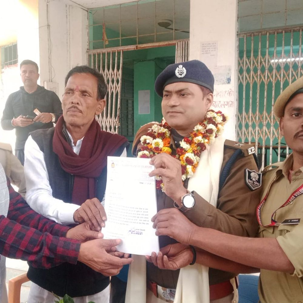 ग्राम रक्षा दल ने थाना प्रभारी को सम्मानित किया:कोंच थाने में कार्यकुशलता के लिए मिला सम्मान, बेहतर पुलिसंग की सराहना