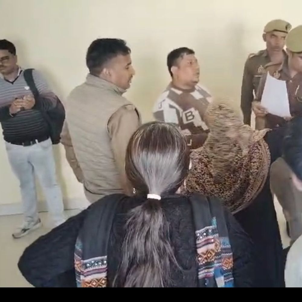 CMO कार्यालय के बाहर सुरक्षाकर्मी से मारपीट:ई-रिक्शा खड़ा करने को लेकर विवाद, चालक और उसकी पत्नी ने पीटा