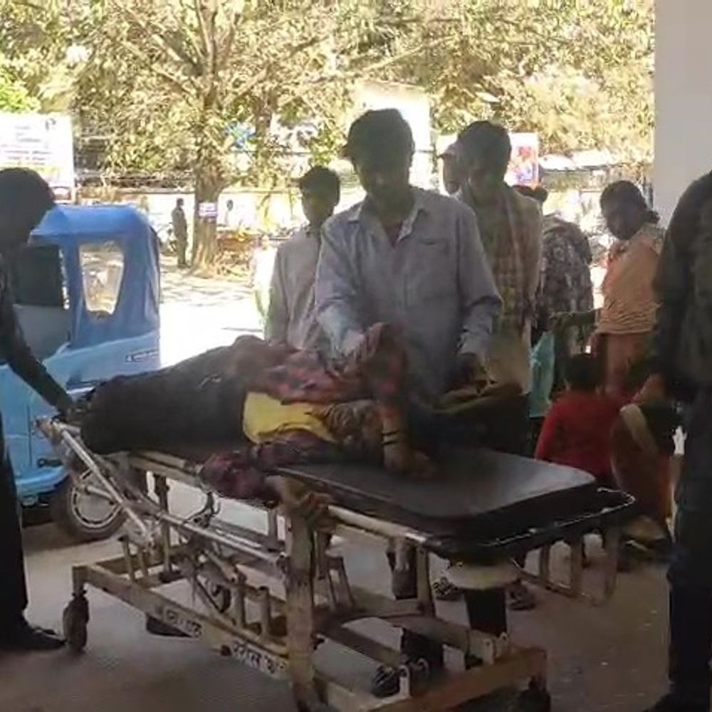 गुमला में ऑटो पलटने से एक की मौत:पालकोट सड़क पर दो बाइक की टक्कर से अनियंत्रित होकर पलटा ऑटो, हादसे में तीन घायल