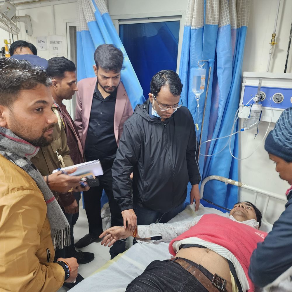 सीवान में बाइक सवार हमलावरों ने पत्रकार को मारी गोली:शादी समारोह से लौटने के दौरान हादसा;पटना रेफर, गांव के एक आरोपी शख्स पर संदेह