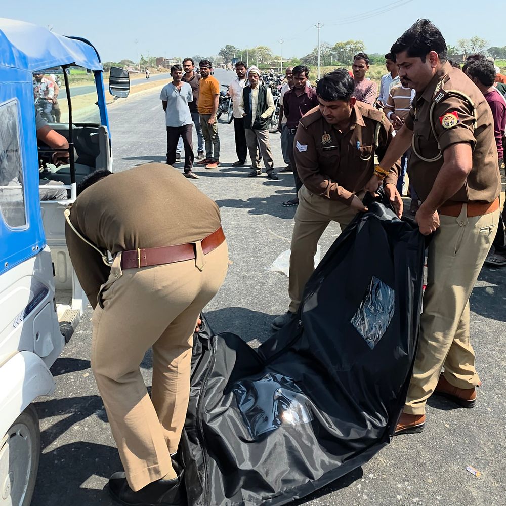 सड़क निर्माण रोलर से कुचलकर साइकिल सवार की मौत:कौशाम्बी के तरना गांव के पास हुआ हादसा, मृतक की पहचान नहीं