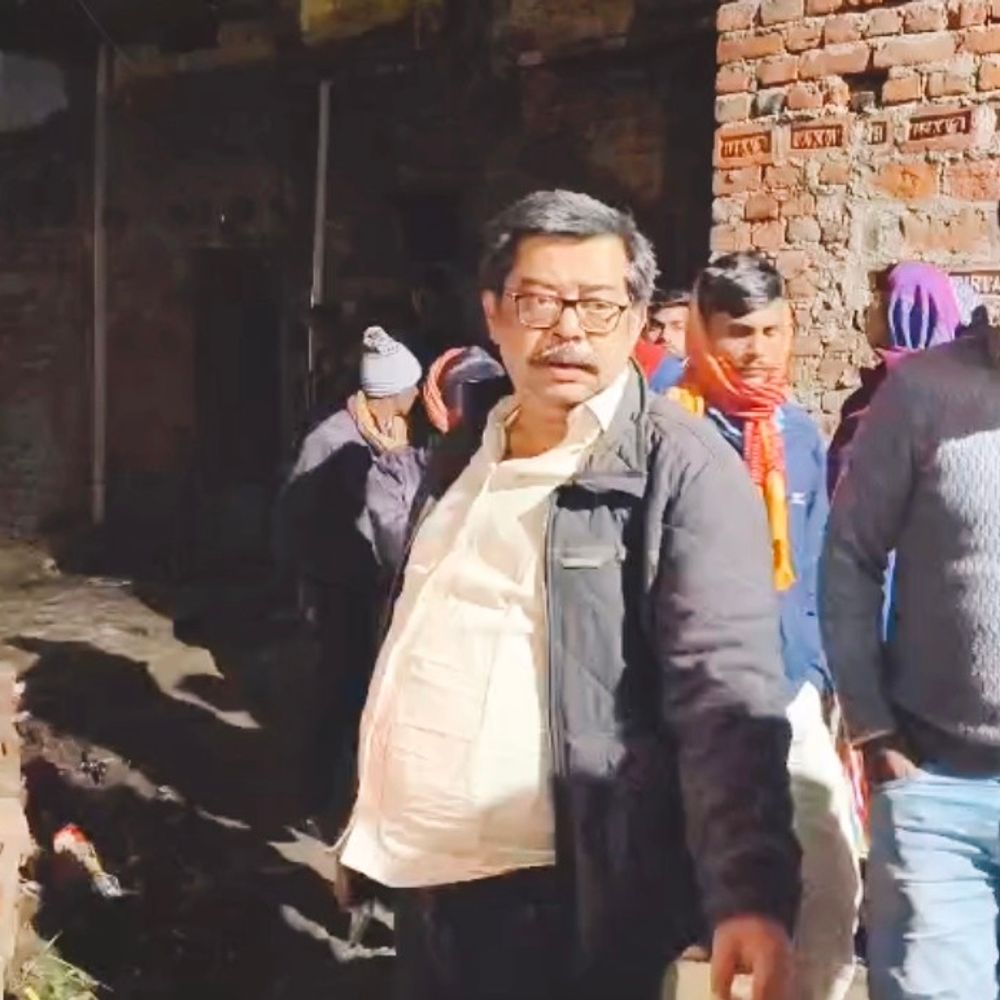 शेखपुरा में डॉक्टर दंपती का अंतिम संस्कार:लखनऊ से MBBS कर रहा बेटा पहुंचा, कंटेनर से मारी थी टक्कर, कुत्ता सुरक्षित बचा