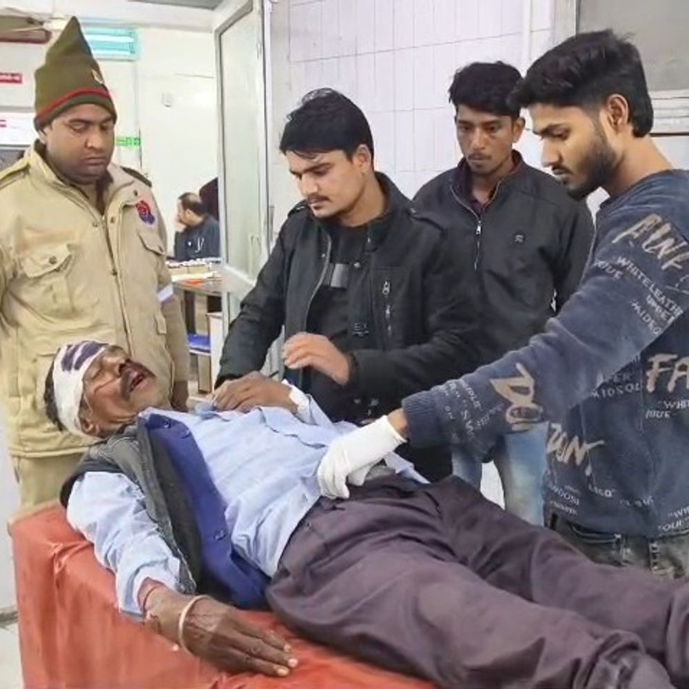 पिकअप ने होमगार्ड सहायक कमांडर को टक्कर मारी:हालत गंभीर, झांसी रेफर; ड्यूटी से लौट रहे थे घर