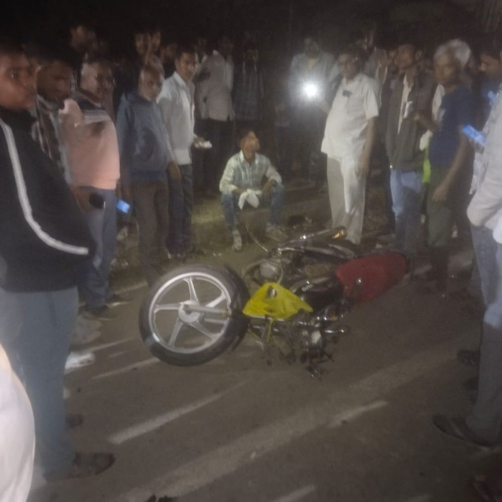 आगर में आयशर ने बाइक को टक्कर मारी:जीरापुर का युवक घायल, पुलिस ने भाग रहे वाहन चालक को पकड़ा