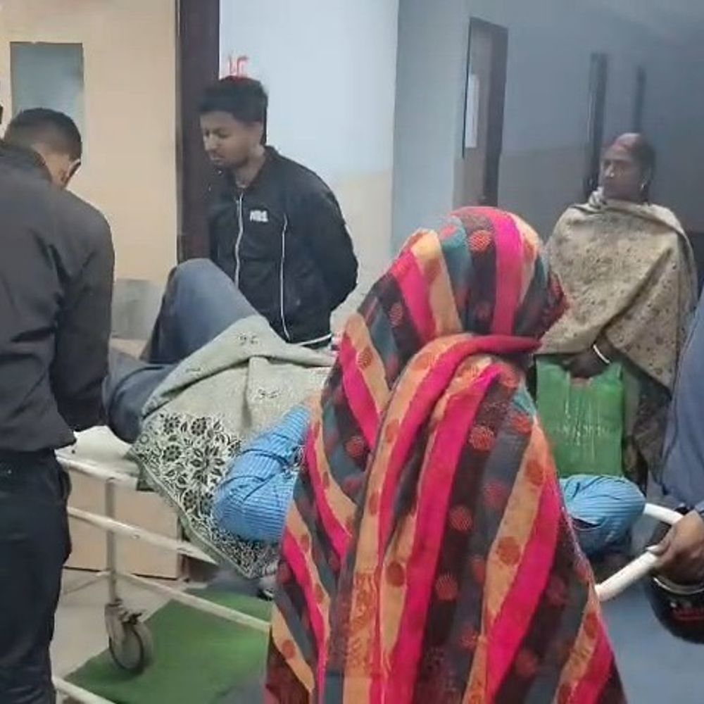 गोपालगंज में स्कूल बस ने बाइक को मारी टक्कर:इंटर परीक्षार्थी समेत दो घायल, अस्पताल में भर्ती