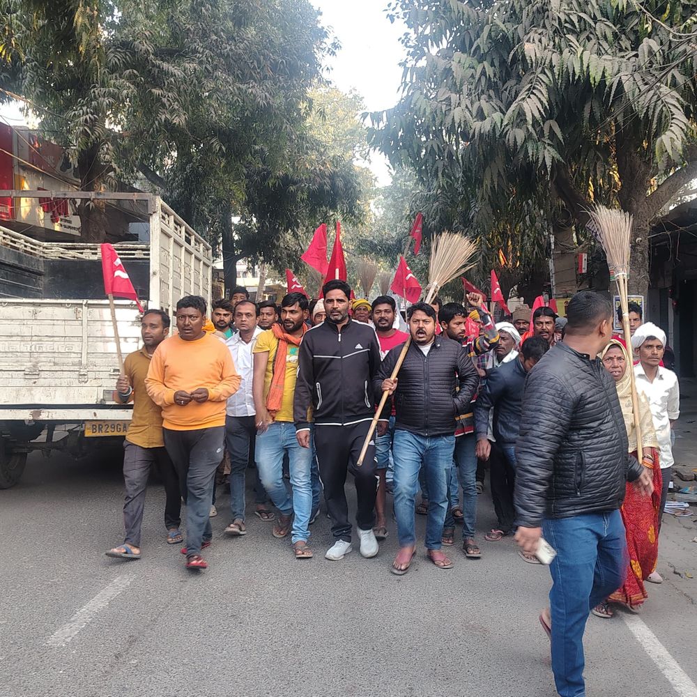 सीवान नगर परिषद कर्मी अनिश्चितकालीन हड़ताल पर:पेंडिंग सैलरी और EPF पेमेंट नहीं होने से होली से पहले नाराजगी