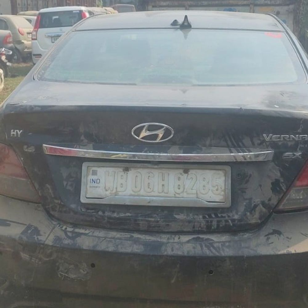 सुपौल में 1620 बोतल नेपाली शराब बरामद:लग्जरी कार से लाई जा रही थी खेप, तस्कर भागा