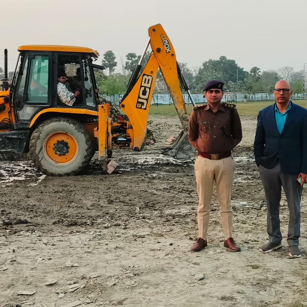 सीवान में 82 लाख की शराब पर चला बुलडोजर:DM के निर्देश पर 31 मामलों की जब्त शराब पर कार्रवाई