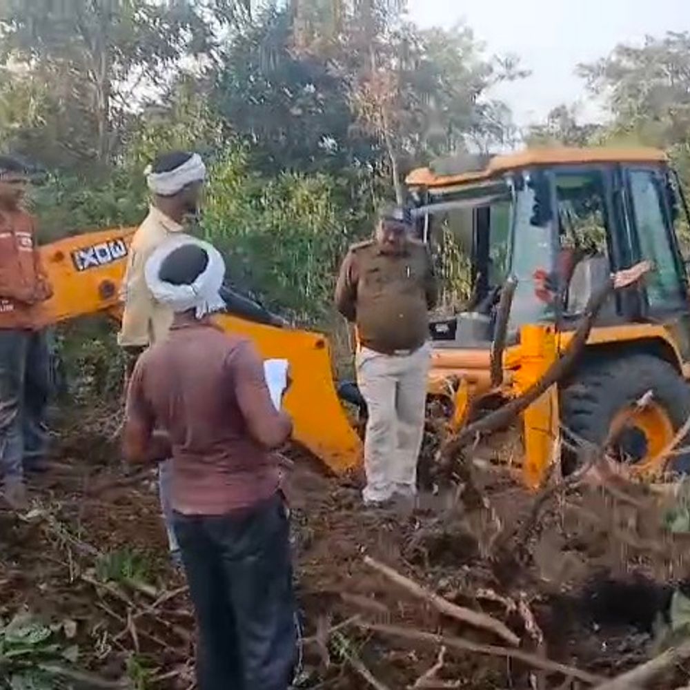 वन भूमि पर अतिक्रमण, दो मशीनें जब्त:नरसिंहपुर में वन भूमि को खेत बनाने का प्रयास; विभाग ने की कार्रवाई