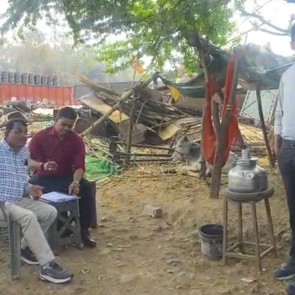 झाबुआ के फूलमाल में अवैध डामर प्लांट पर छापा:राजस्व-पुलिस की संयुक्त कार्रवाई, ट्रैक्टर और निर्माण सामग्री जब्त; दो संदिग्ध हिरासत में