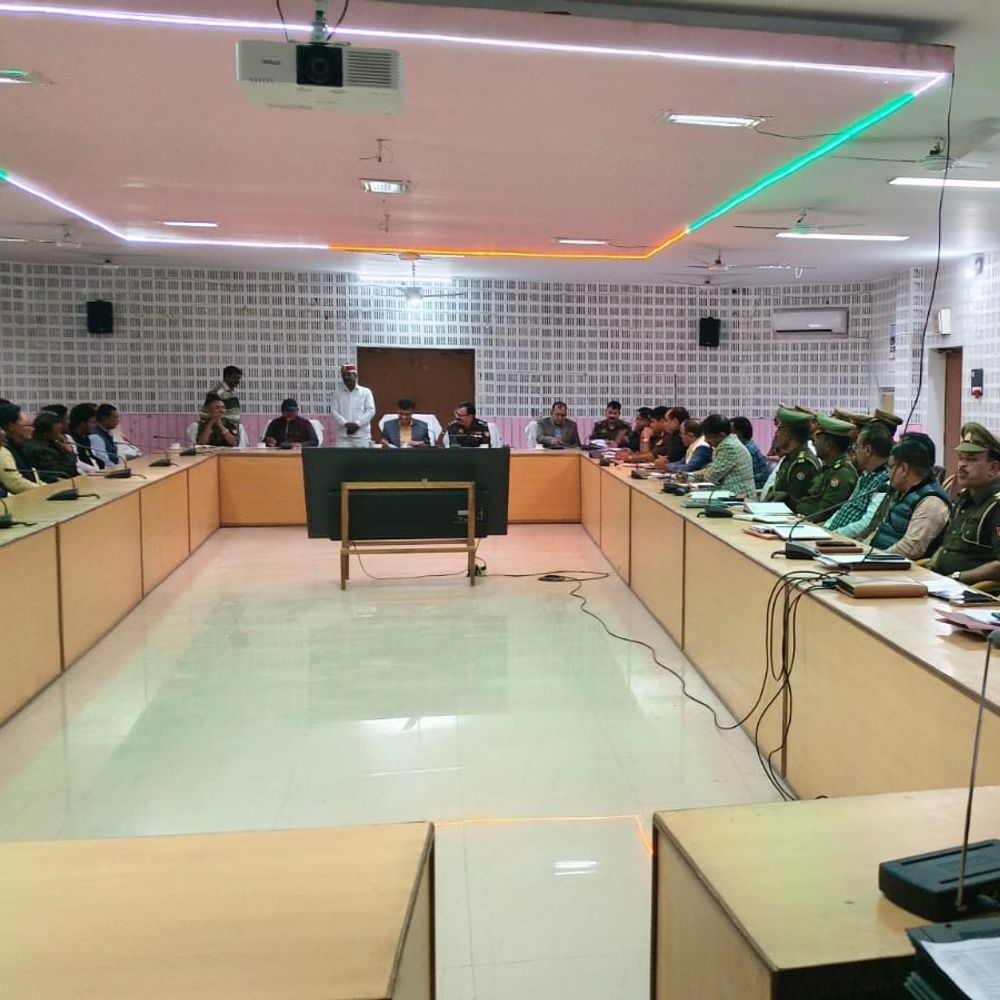 बलिया में त्योहारों को लेकर पीस कमेटी की बैठक:प्रशासन ने शांति व्यवस्था बनाए रखने की अपील की, सुरक्षा का आश्वासन