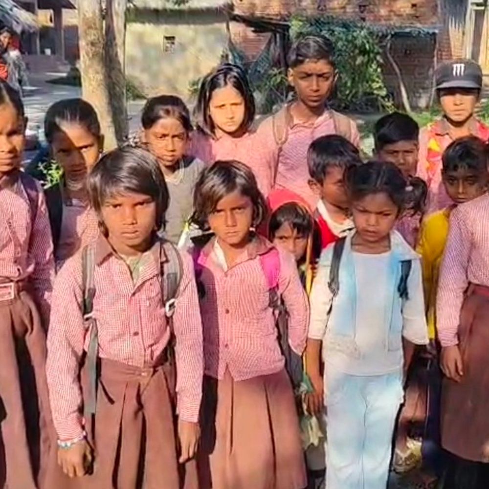 बच्चे घुटनों तक पानी में स्कूल जाने को मजबूर:रायबरेली के सिंघापुर भटौली में छोभ नाले का पुल टूटा, शिकायत पर भी कार्रवाई नहीं