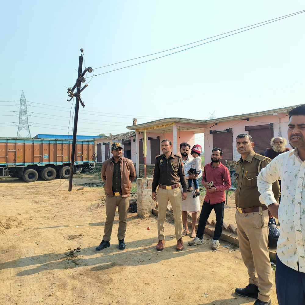 कानपुर-सागर हाइवे पर एचटी लाइन गिरी:डंपर की टक्कर से पोल टूटकर गिरा, बिजली सप्लाई बंद कराई; बड़ा हादसा टला