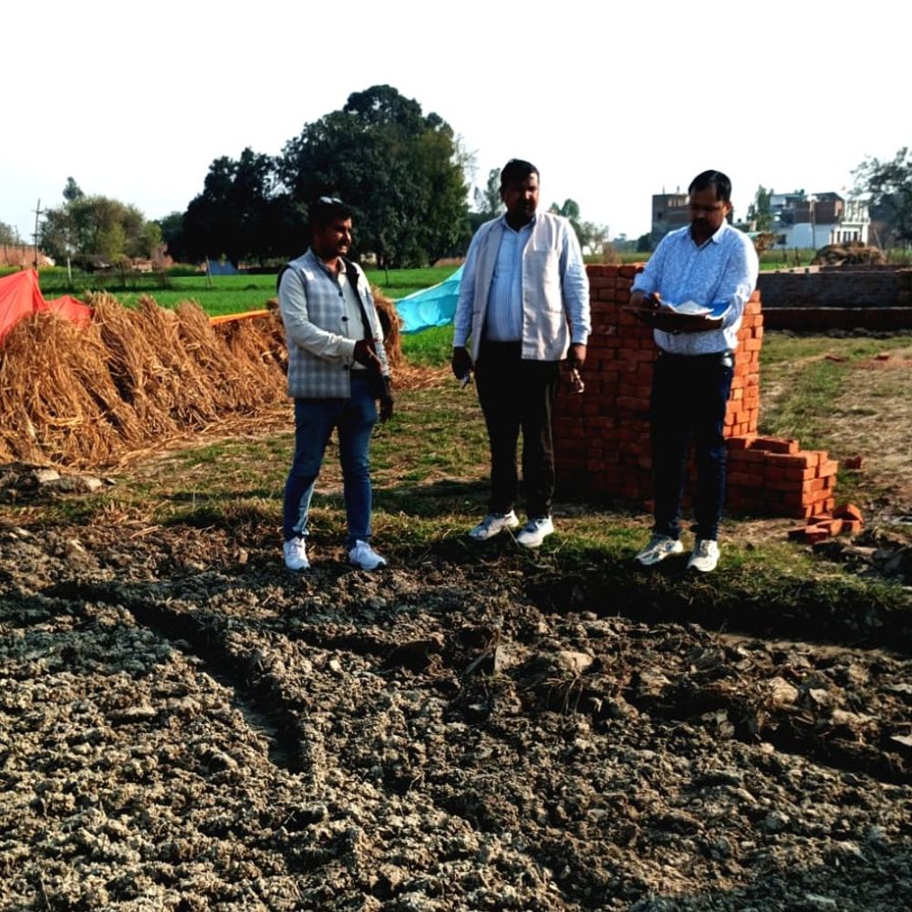 रायबरेली में तालाब की जमीन पर अवैध कब्जा:नगर पालिका की लापरवाही, राजस्व टीम मौके पर पहुंची