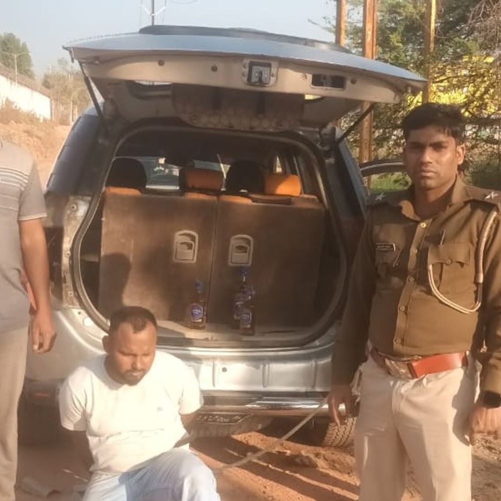 नवादा में कार से 138 बोतल शराब बरामद:बुधौल बस स्टैंड के पास तस्कर गिरफ्तार, गाड़ी जब्त