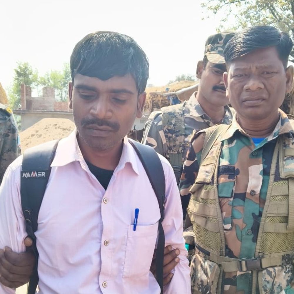 पलामू में 6 हजार रिश्वत लेते रोजगार सेवक गिरफ्तार:दीदी बाड़ी योजना की स्वीकृति के लिए मांगी थी घूस, एसीबी ने की कार्रवाई