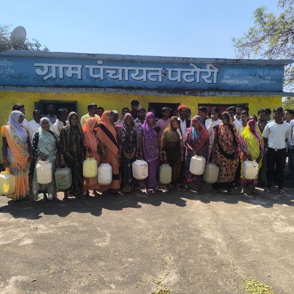 कटनी में नल-जल योजना फेल, पानी को तरसे ग्रामीण:ग्रामीणों ने डिब्बे लेकर पंचायत भवन को घेरा; जलापूर्ति नहीं होने पर आंदोलन की चेतावनी