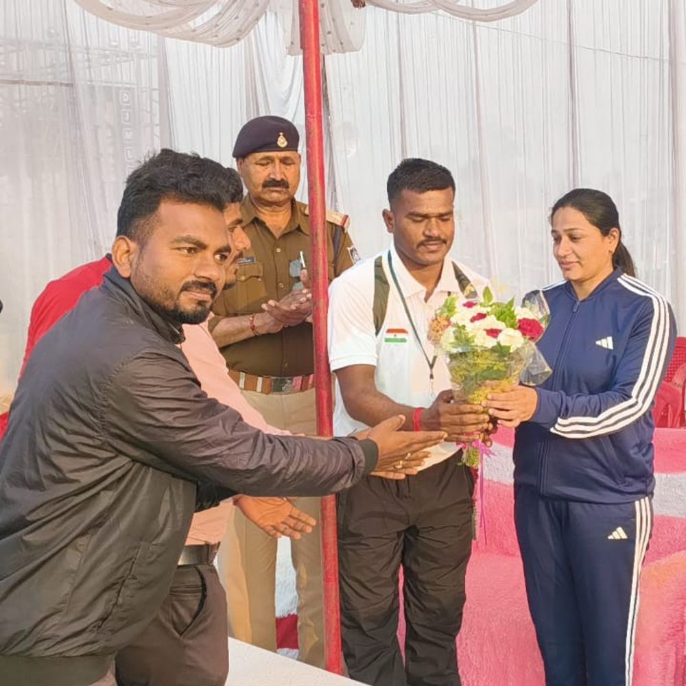 मऊगंज पुलिस ने मिलिट्री भर्ती के युवाओं को रवाना किया:बुके देकर दी शुभकामनाएं, एसडीओपी ने हरी झंडी दिखाई