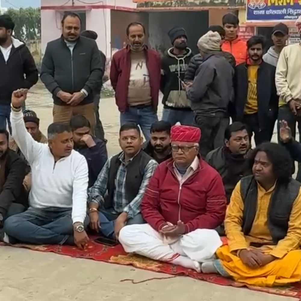 ज्वैलरी शॉप में हुई थी मारपीट, व्यापारियों का प्रदर्शन:कार्रवाई न होने पर आंदोलन की दी चेतावनी, वीडियो भी आया था सामने