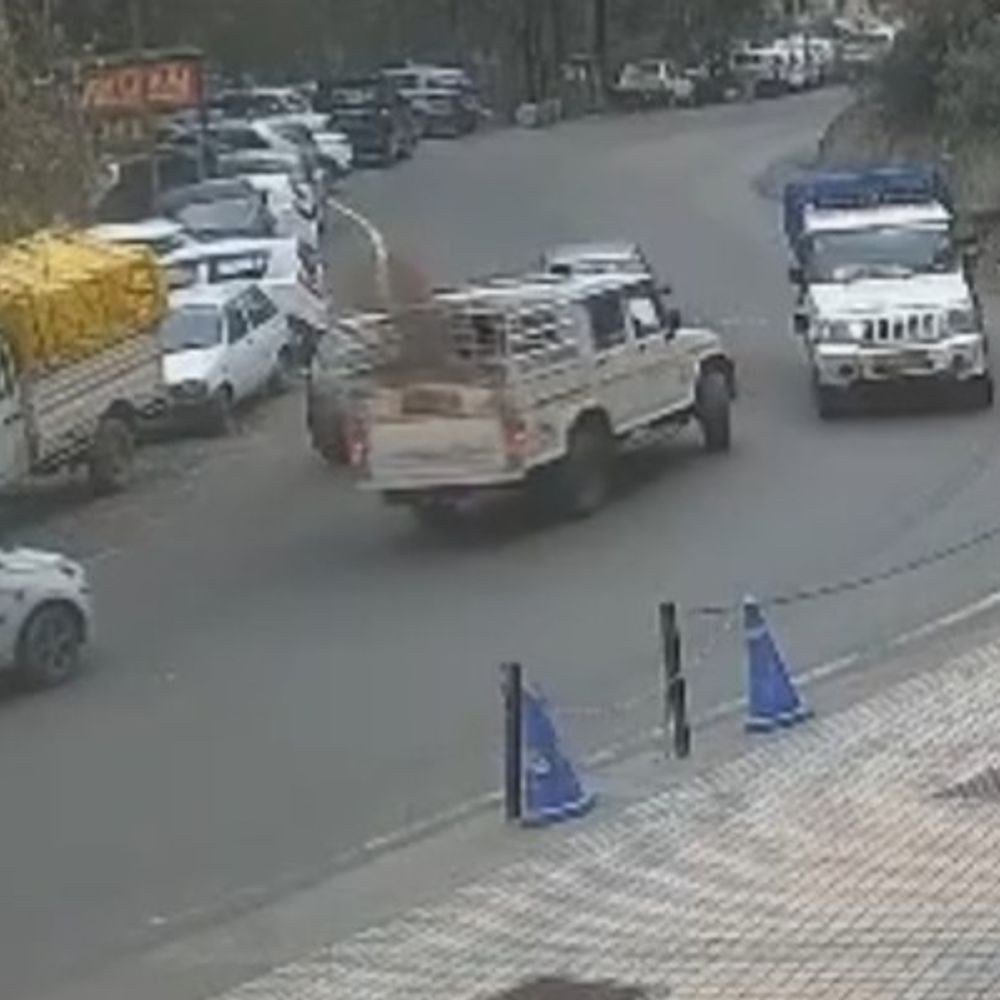 शिमला में दो कारों की टक्कर,VIDEO:दोनों आमने-सामने से आ रही थीं, तीखा मोड़ बना हादसे की वजह