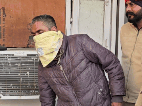 फाजिल्का पुलिस ने चोर को किया गिरफ्तार:3 सिलेंडर और बाइक बरामद, नशे की लत पूरी करने के लिए वारदात को देता था अंजाम