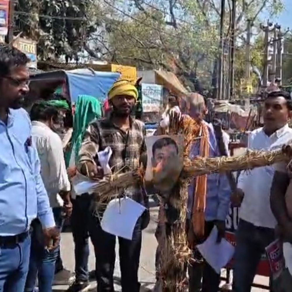 पूर्णिया सांसद पर कमेंट का अरवल में विरोध:जदयू विधायक पप्पू वर्मा का पुतला दहन, झूठे मुकदमे में फंसाने का आरोप लगाया