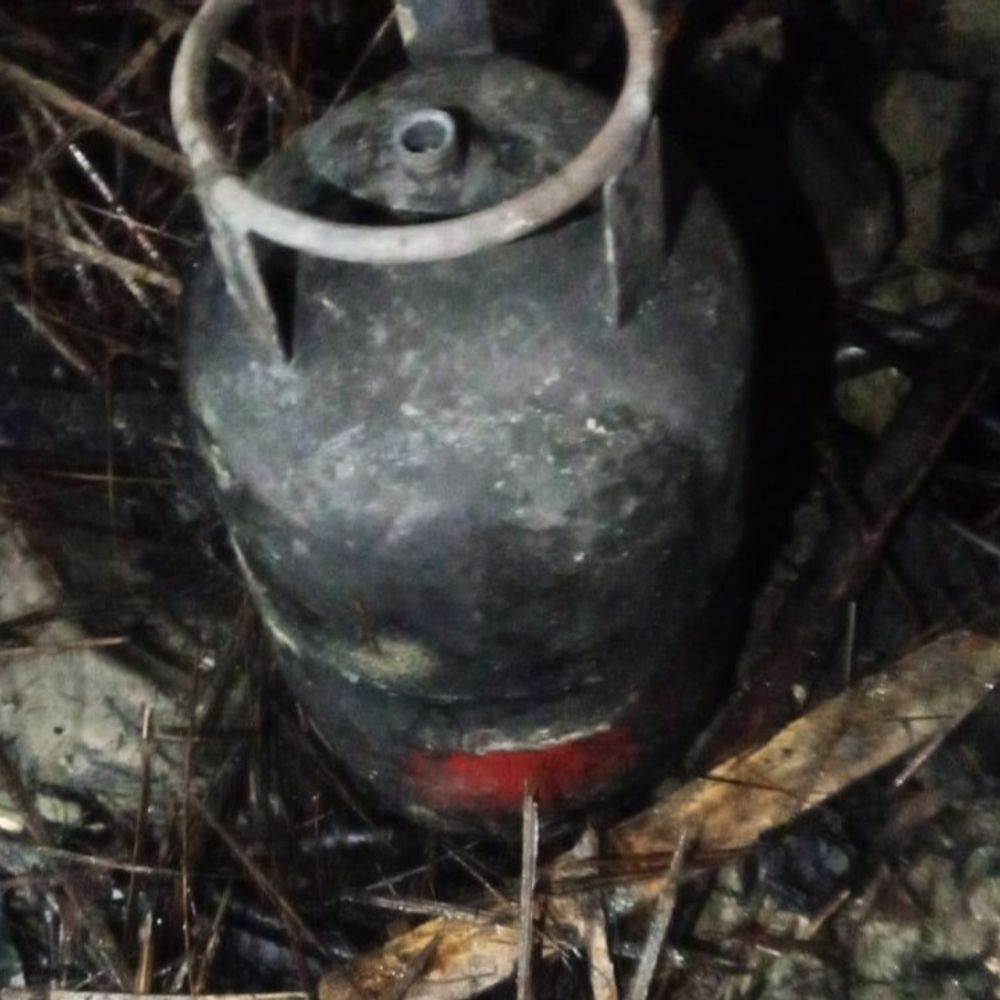 पूर्णिया में शॉर्ट सर्किट से लगी आग:2 गैस सिलेंडर फटा, घर मलबे में तब्दील; डेढ़ लाख कैश, कीमती सामान और अनाज जलकर राख