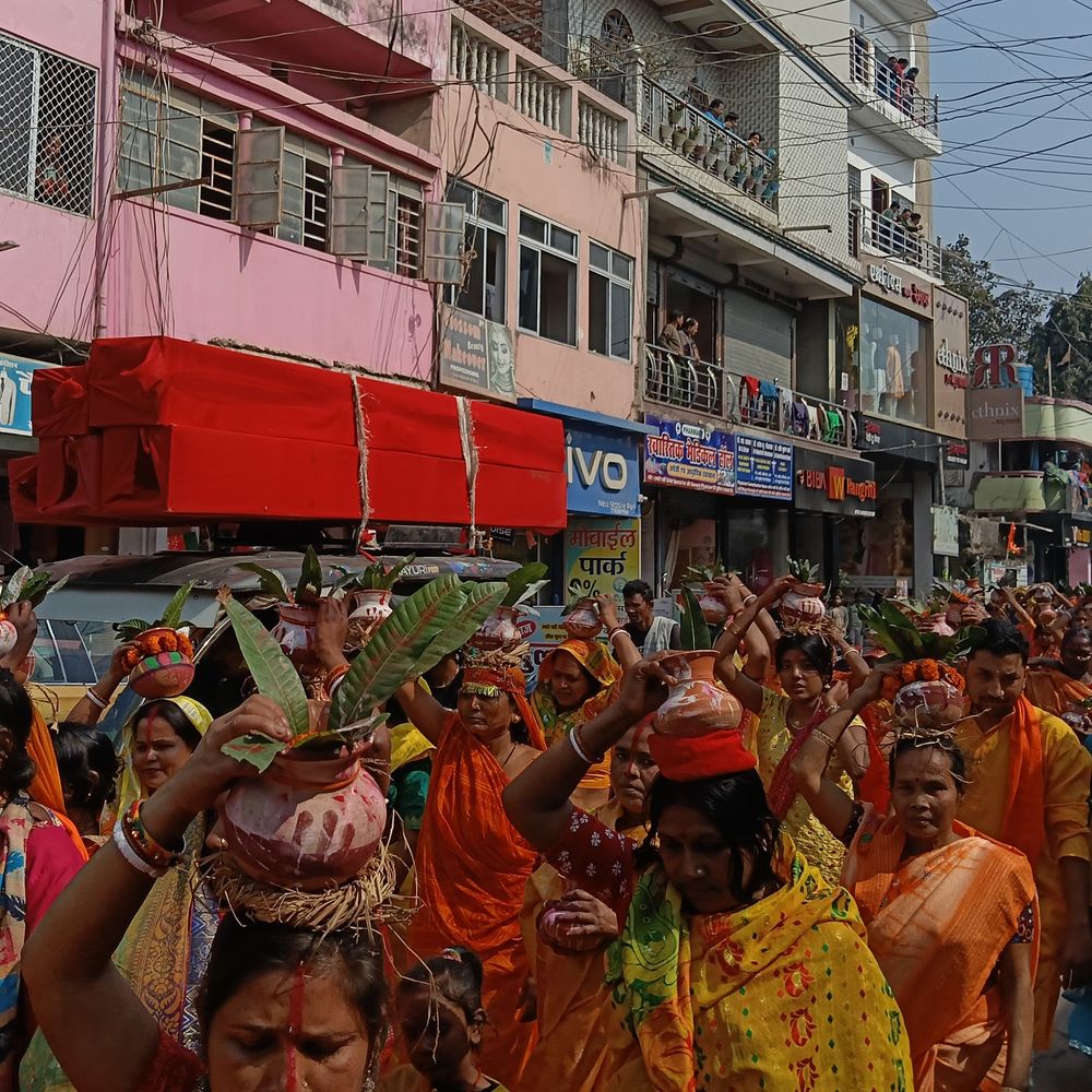 पूर्णिया में निकाली गई भव्य कलश यात्रा:सड़कों पर उतरा आस्था का जनसैलाब, मंदिर से जलभर महिलाओं ने किया नगर भ्रमण