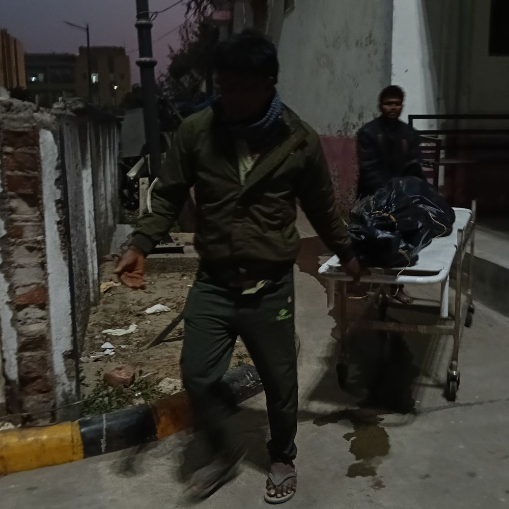 पति से टेंशन के बाद पत्नी ने लगाई फांसी:पूर्णिया में बच्चे के साथ घर में अकेली रह रही थी, पति अहमदाबाद में रहता है