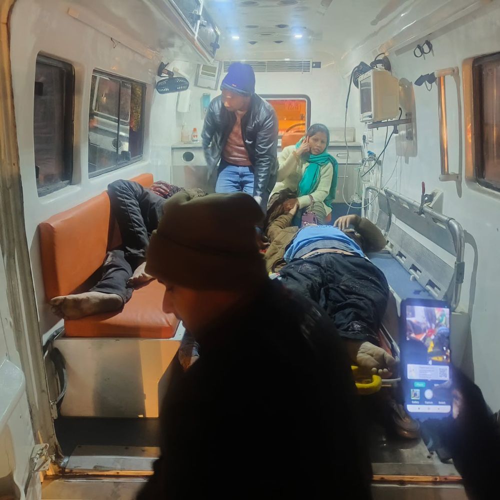 यमुना एक्सप्रेस-वे पर बेकाबू कंटेनर ने 6 यात्रियों को रौंदा:बस से उतरते समय हादसा, नोएडा से आगरा जा रही थी