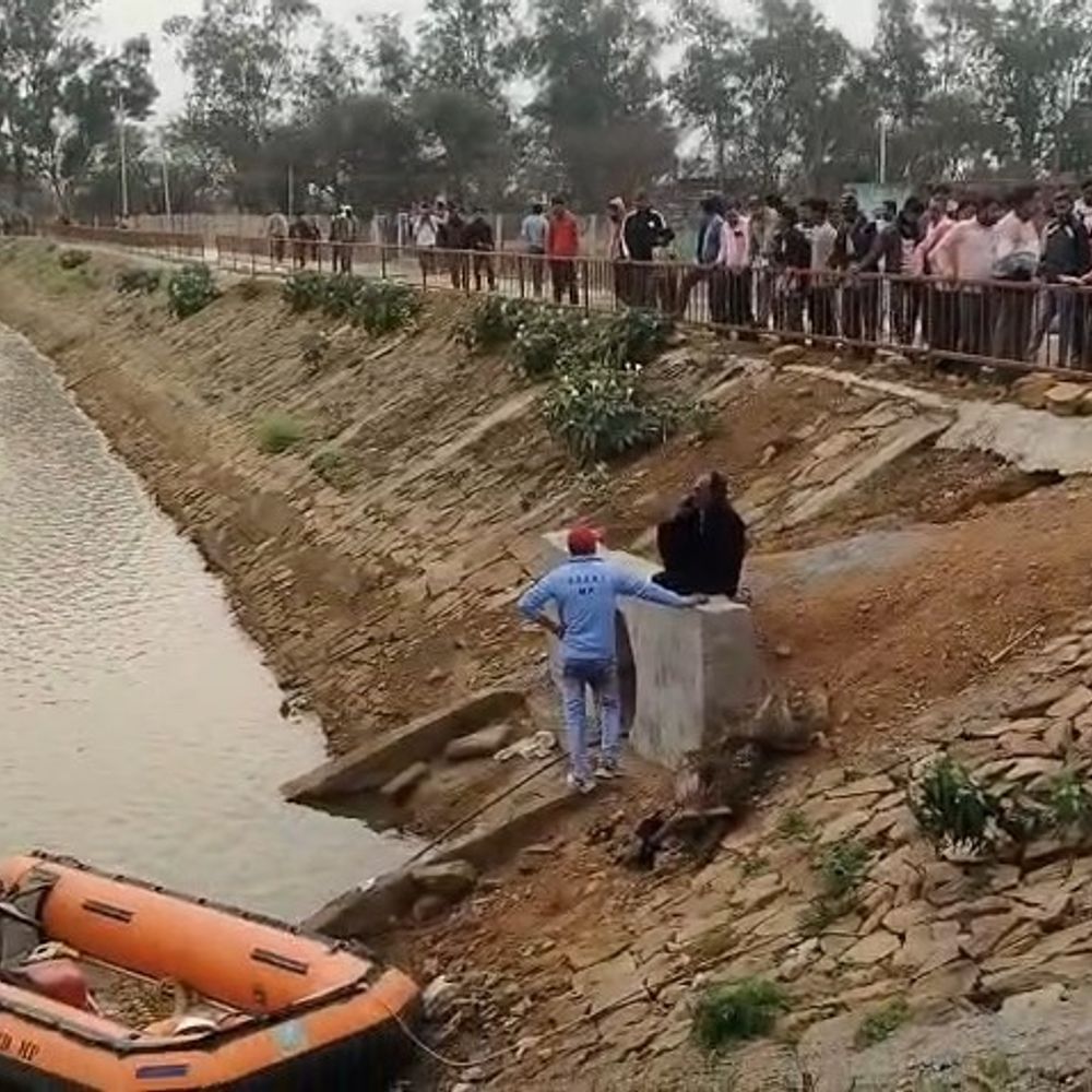 शिवपुरी के पोहरी के तालाब में डूबा युवक:पड़ोसी बच्चे के साथ गया था; आधा तालाब पार करने के बाद डूब गया, तलाश जारी