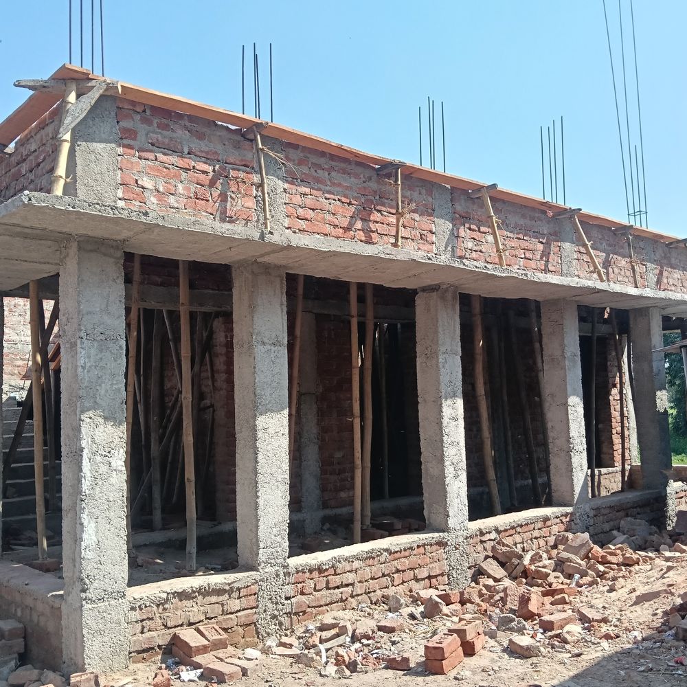 मध्य विद्यालय मंझियावां में निर्माण कार्य रुका:घटिया सामाग्री के इस्तेमाल का आरोप, जिलाधिकारी से कार्रवाई की मांग