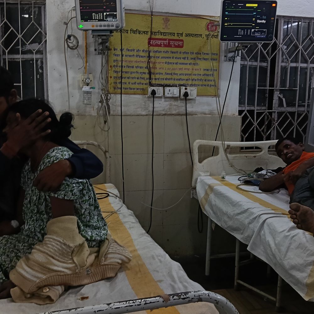 पूर्णिया में यात्रियों से भरा ऑटो अनियंत्रित होकर पलटा:4 महीने के बच्चे की मौत, 9 लोग जख्मी; बाइक सवार को बचाने में हुआ हादसा