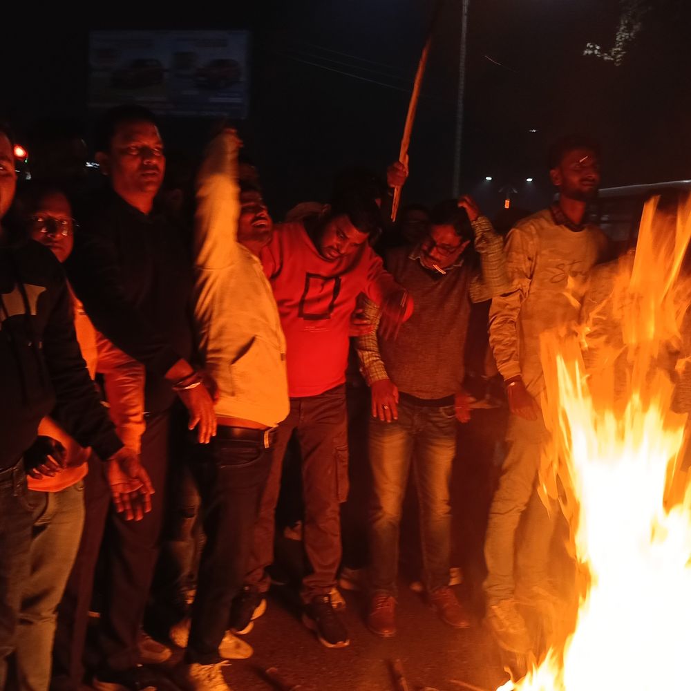 सांसद पप्पू यादव की गिरफ्तारी के विरोध में प्रदर्शन:पूर्णिया में समर्थकों ने निकाला विशाल मशाल जुलूस, आंदोलन की दी चेतावनी