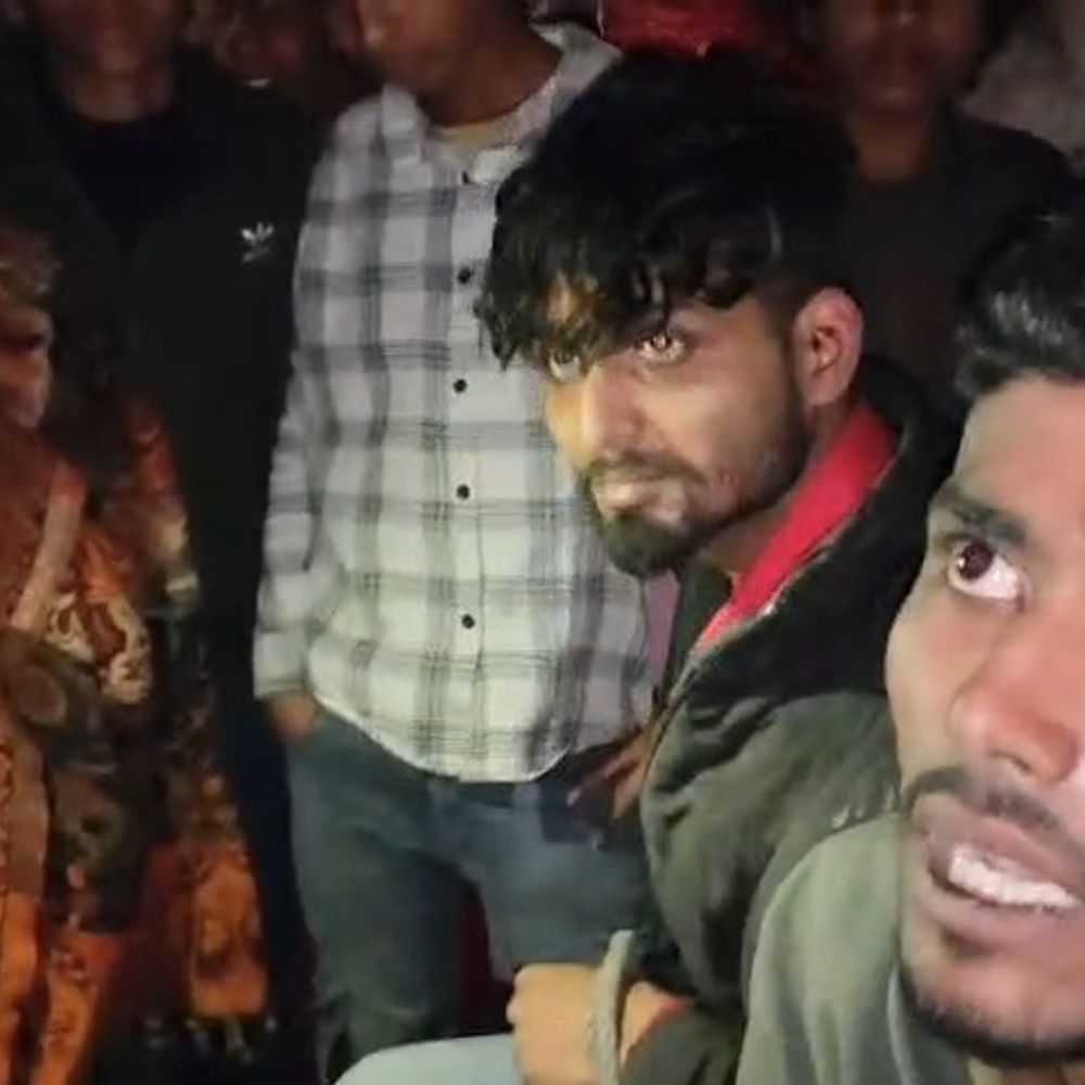 वैशाली में ग्रामीणों ने 3 चोर पकड़े, हथियार बरामद:पिटाई के बाद पुलिस को सौंपा, शराब कारोबारी होने का दावा