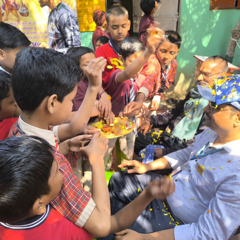 बच्चों ने माता-पिता के सामने की गणेश परिक्रमा:कटिहार के शिक्षण संस्थानों में मातृ पितृ पूजन दिवस मनाया